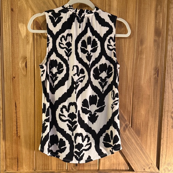White House Black Market Black and White Sleeveless Blouse - Picture 6 of 6